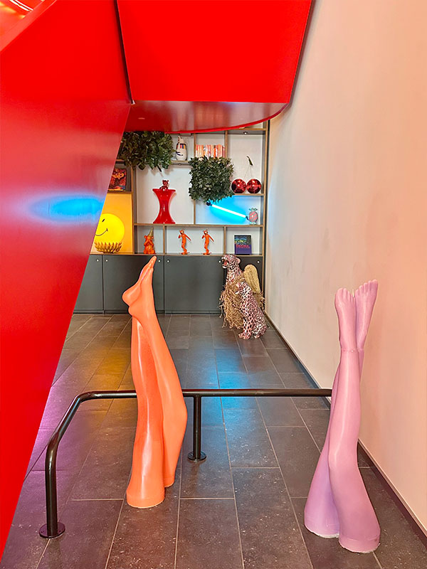 hotel-art-lobby-design-citizenm