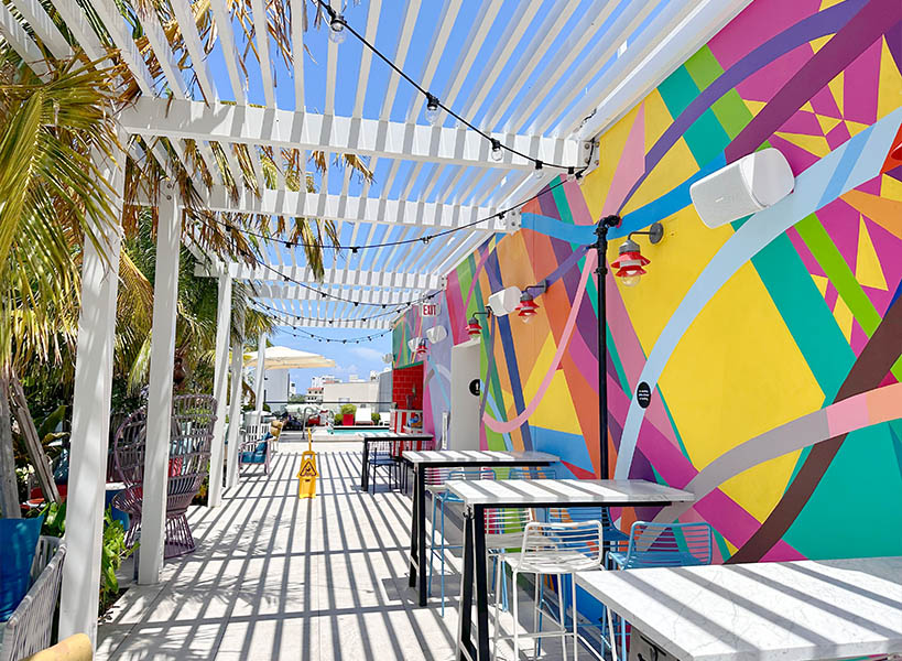 hotel-design-pool-area-citizenm-miami