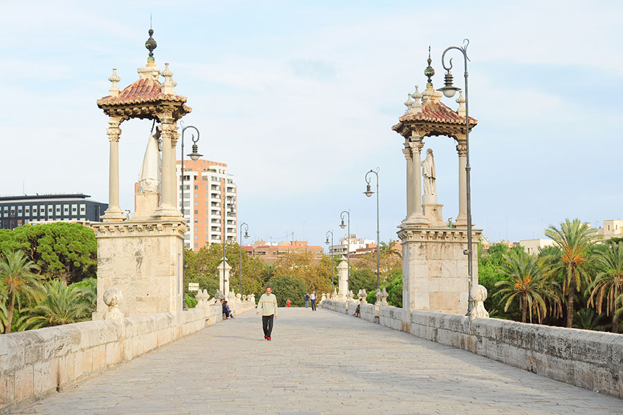 Puente del Mar, Valencia-Bridge-over-the-dried-Turia-river