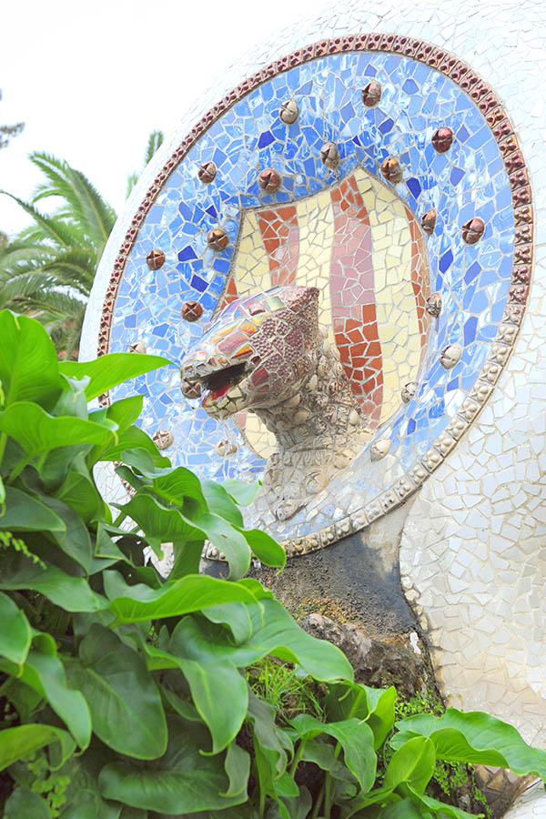gaudi-fountain-wall-statue-park