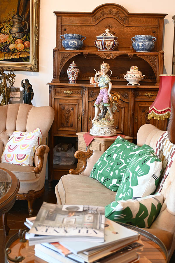 sofa-table-antiques-coffee-shop