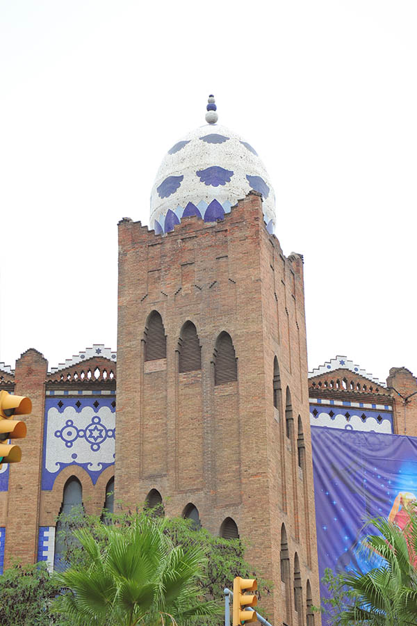 the-plaza-monumental-de-barcelona-egg-on-top-of-tower