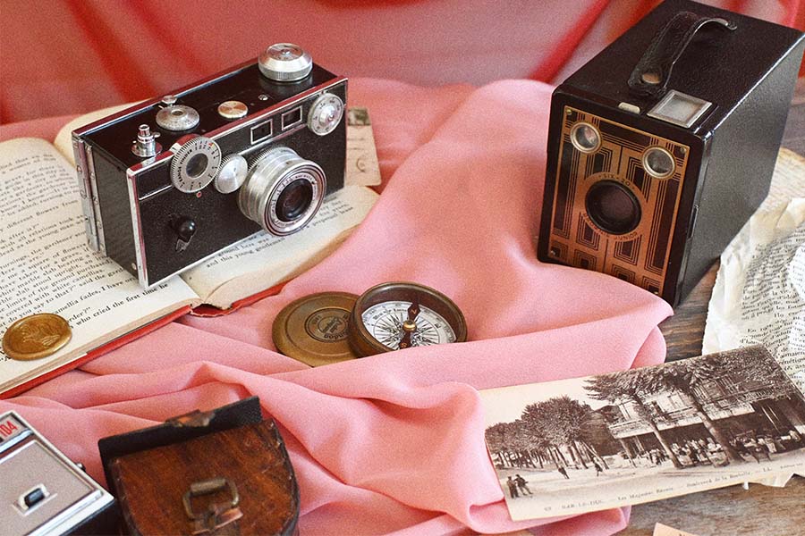 vintage-kodak-six-20-brownie-junior-art-deco-style-box-camera