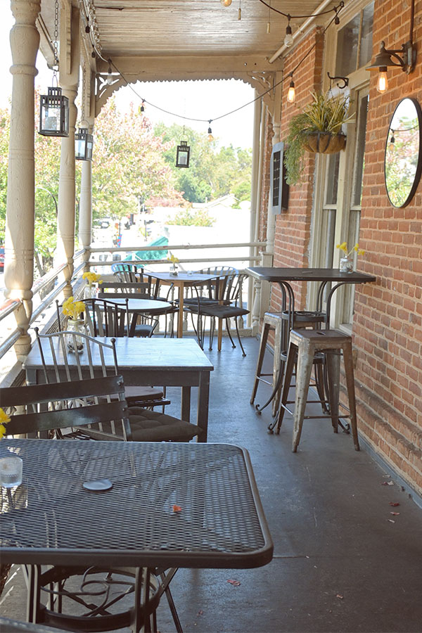 roswell-provision-french-restaurant-balcony