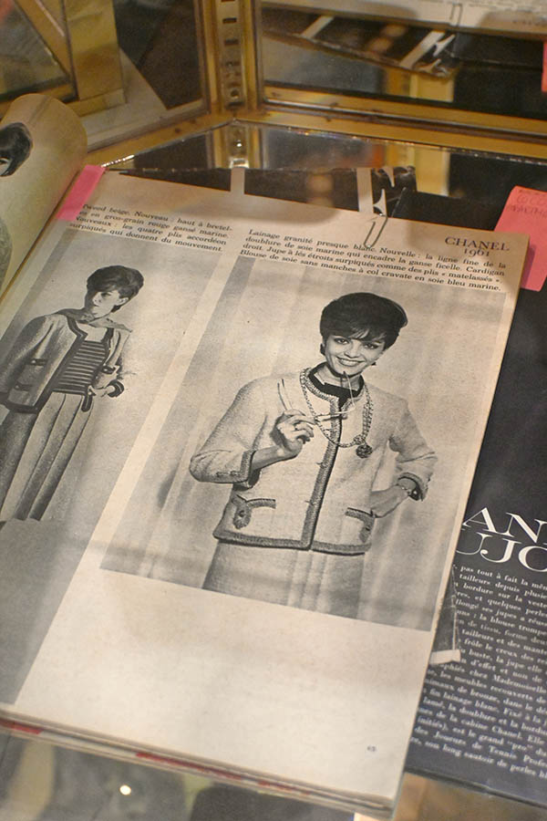 vintage-magazine-spread-features-black-and-white-illustrations-of-a-woman-in-two-Chanel-outfits-with-French-text-describing-the-clothing