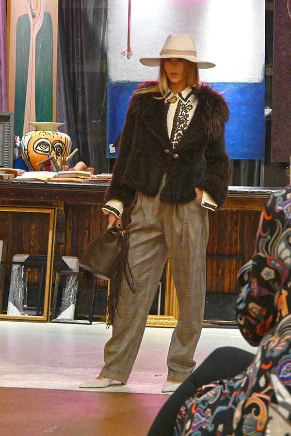 fashion-model-runway-brown-fur-jacket-white-hat-plaid-pants