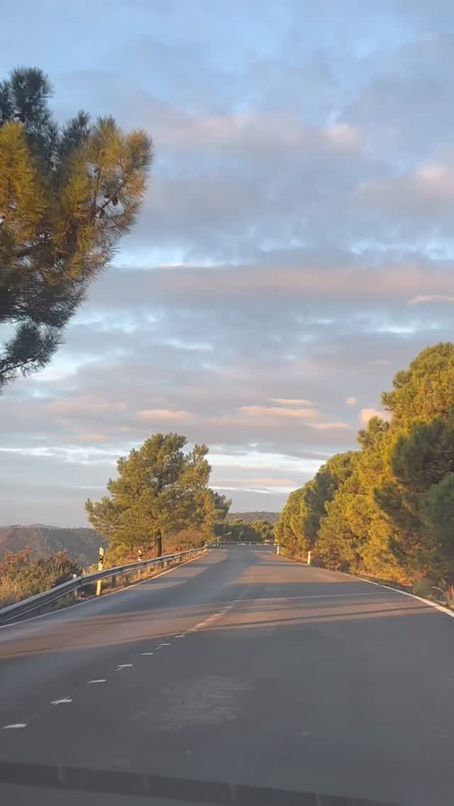 Ronda is one of Spain’s oldest towns, with history dating back to Roman times. Even during a short visit, you can feel that history everywhere — in the narrow streets, old wooden doors, and layers of architecture built over centuries.
Ronda makes an impression the moment you arrive. The first thing that takes your breath away is Puente Nuevo. The bridge took over 40 years to build and was completed in 1793, stretching nearly 100 meters above the El Tajo gorge. It’s massive, powerful, and instantly mesmerizing.
Ronda leaves a strong impression. Definitely a place worth adding to your Spain list. #Spain #rondaspain #traveling #movetospain #visitspain🇪🇸
