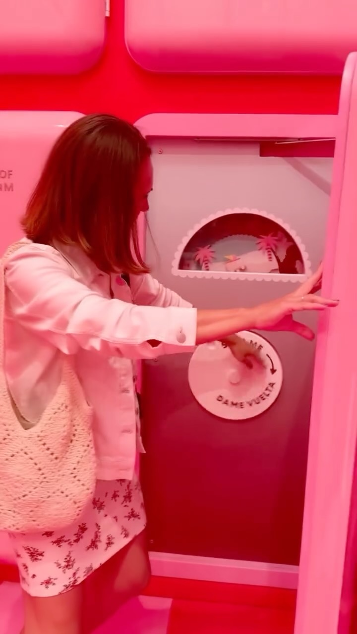 A little memory from our trip to Miami a year ago. The Ice Cream Museum @museumoficecream was exactly the type of interactive experience I love, a place where adults are allowed to be playful again.I think this is what makes interactive museums so special: they invite you to touch, explore, and participate, allowing you to create tangible memories. It was colorful, fun, a little nostalgic, and a good reminder that curiosity and the ability to play shouldn’t disappear when we grow up. #travel #miami #museum #play #funday