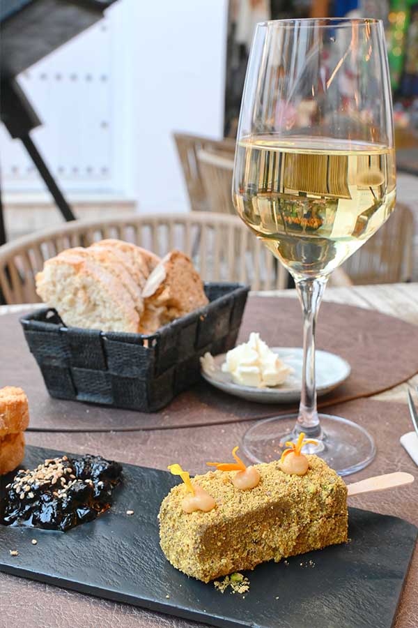 all-clear-glass-filled-with-white-wine-stands-on-a-brown-table