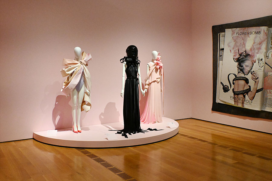avant-garde-bow-and-ribbon-gowns-with-flowerbomb-fragrance-mural-display