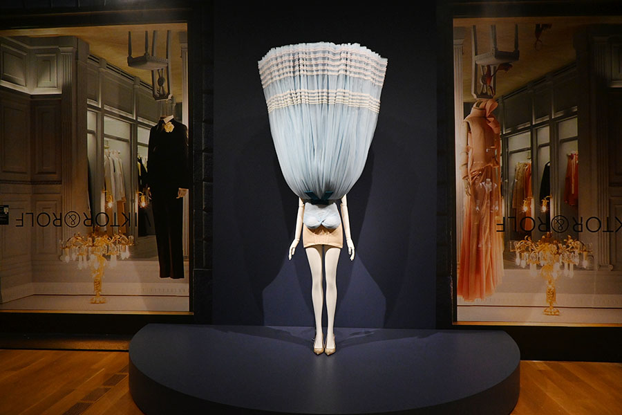 avant-garde-tulle-skirt-headpiece-with-upside-down-gallery-mirage-installation-viktor-and-rolf
