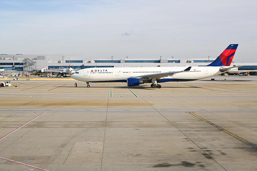 delta-airplane-heading-to-malaga-spain