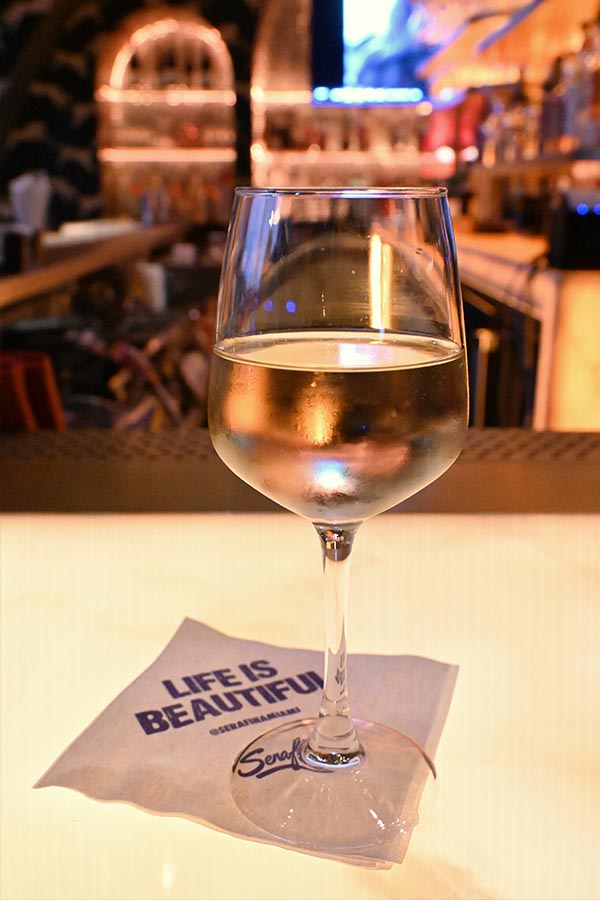 glas--of-white-wine-in-restaurant