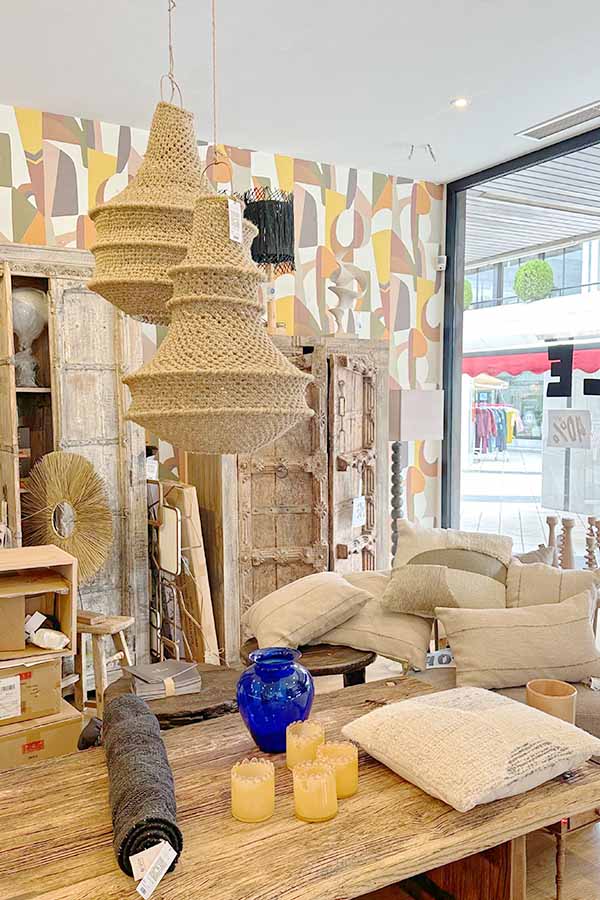 interior-retail-display-featuring-woven-jute-pendant-lights-hanging-over-a-rustic-wooden-table