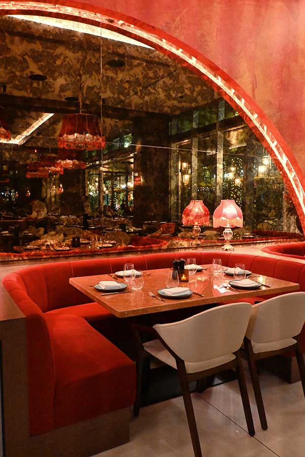 modern-interior-design-in-restaurant-in-red-colors
