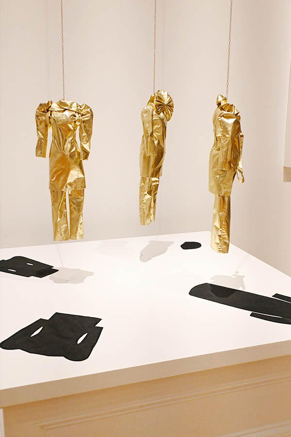 ombre-tiered-tulle-gown-with-freedom-eagle-patch-and-crystal-chandelier-reflection