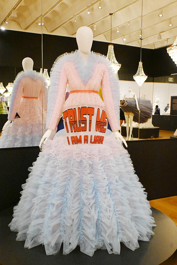 pastel-tulle-ruffled-gown-with-trust-me-i-am-a-liar-slogan-on-mannequin-viktor-and-rolf
