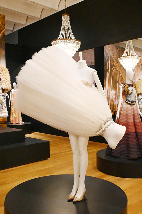 sideways-white-tulle-ball-gown-with-sparkling-bow-waistband-on-mannequin-installation-viktor-and-rolf