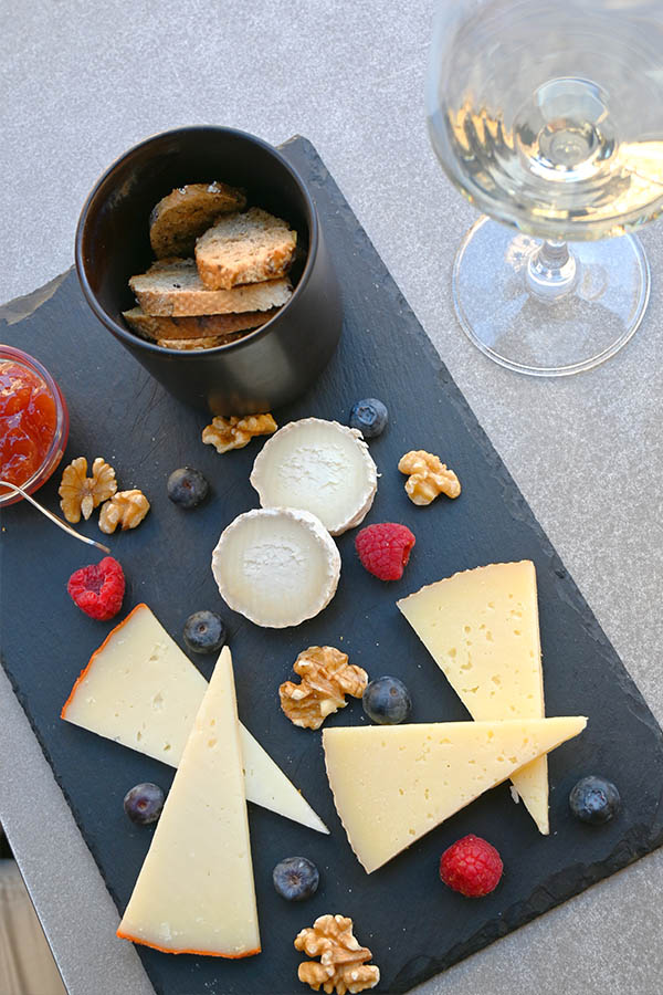 Manchego-cheese-plate-in-spanish-restaunrant
