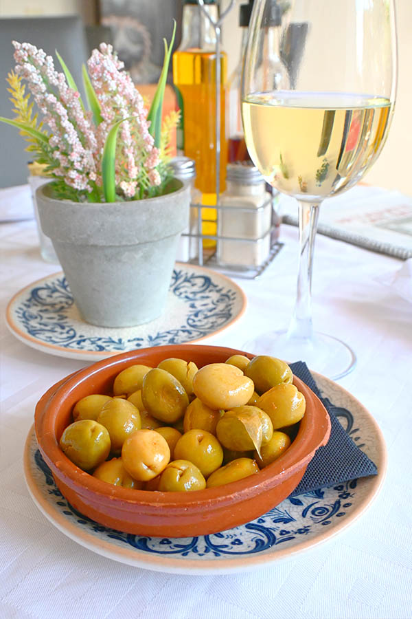 Spanish-olives-served-as-tapas-in-tapa-bar