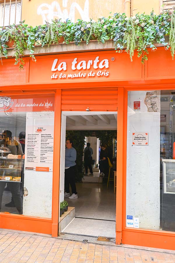 Vibrant-orange-cake-shop-front-named-La-Tarta-de-la-madre-de-Cris