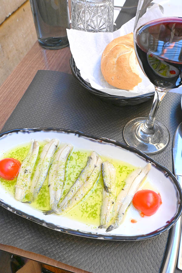 boquerones-en-vinagre-aceite-perejil-ajo-tapa-tradicional-española