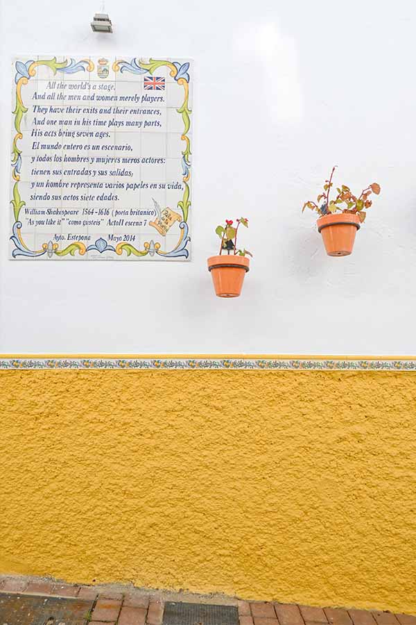 decorative-horizontal-tiled-border-with-yellow-fruit-and-blue-scrolls