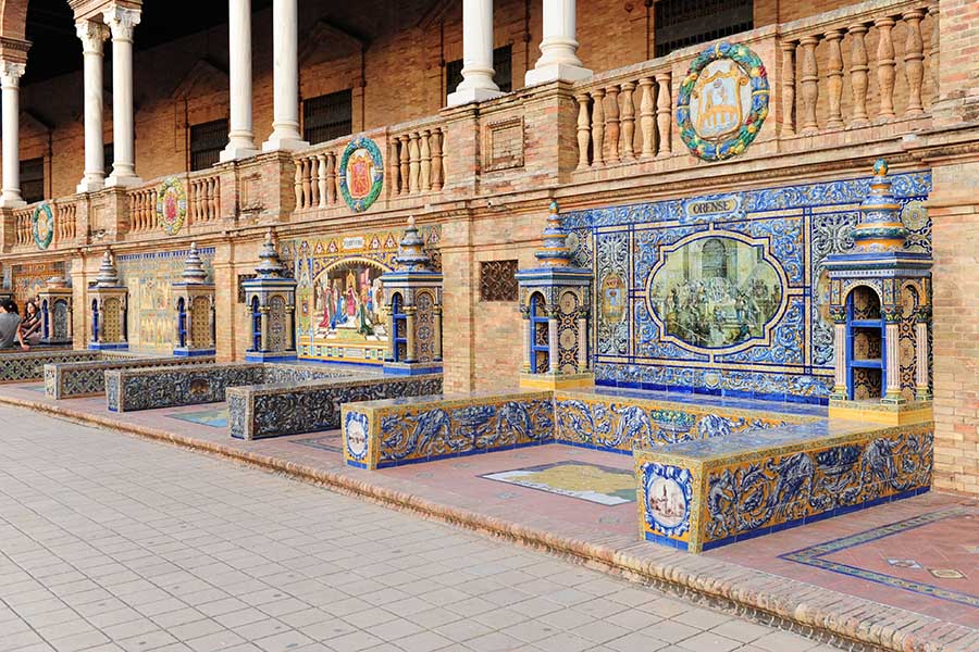 seville-plaza-de-la-espana-azulejos