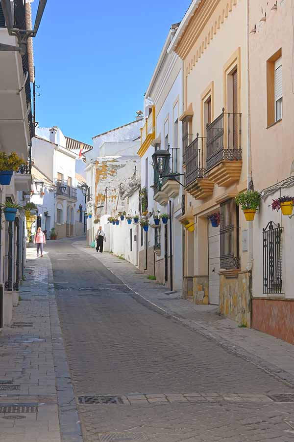 traveling-streets-of-estepona-spain
