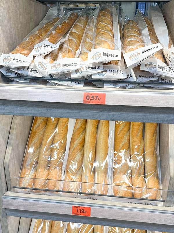 Freshly-packaged-baguettes-and-bread-sticks