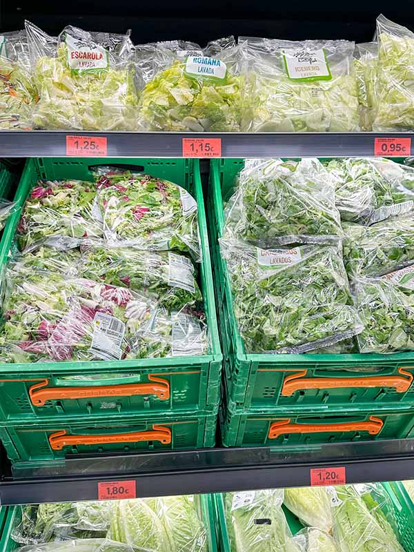 bags-of-pre-cut-lettuce-on-shelves