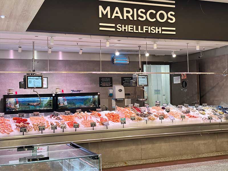 seafood-department-with-the-sign-Mariscos-Shellfish