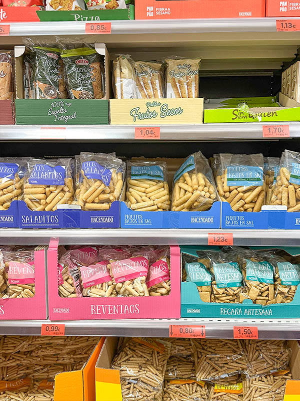 shelves-stocked-with-various-breadsticks-and-savory-snacks