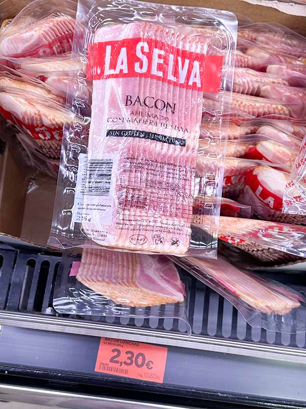 smoked-bacon-slices-on-refrigerated-shelf