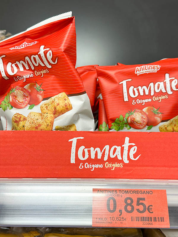 tomato-and-oregano-flavored-bread-snacks-on-a-supermarket-shelf