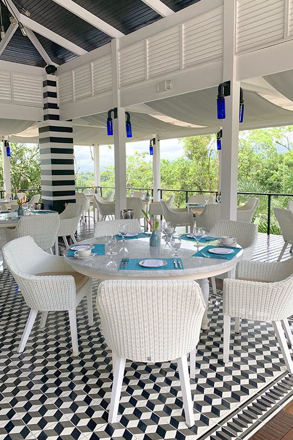 Elegant-terrace-dining-lush-landscape-Costa-Rica-resort-style