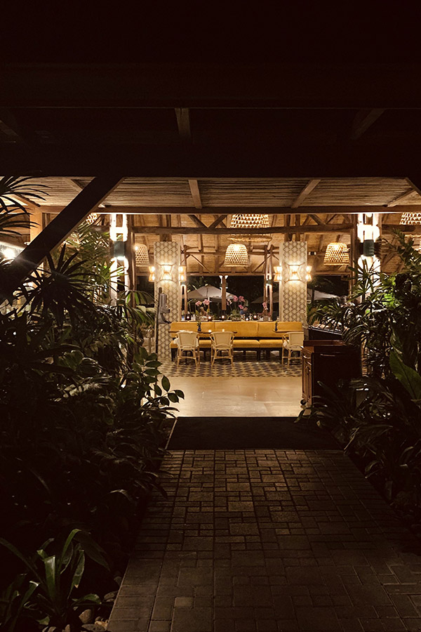 Warm-evening-restaurant-lit-lanterns-Costa-Rica-hospitality
