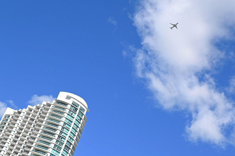 flying-on-plane-aboive-tall-building