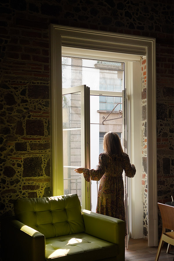 traveling-alone-woman