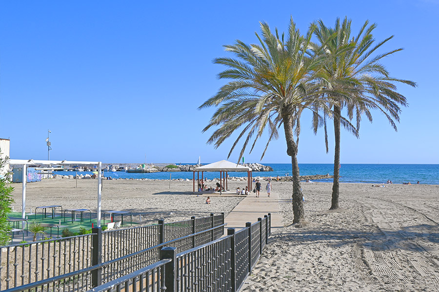 Bajadilla-beach-in-marbella-centro