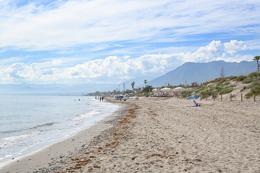 expansive-sandy-shoreline-and-distant-peaks-of-Spain-best-beaches-Real-de-la-Zaragoza