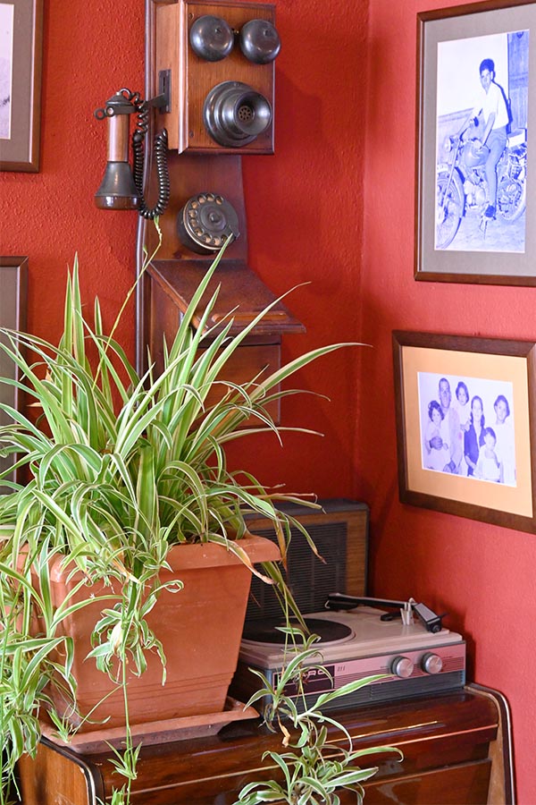 old-record-player-in-tapas-bar