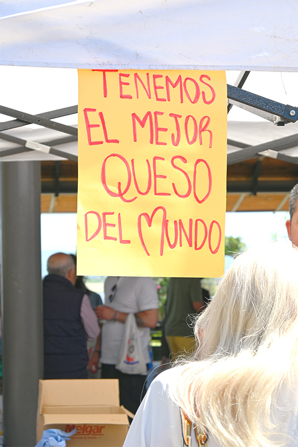 handwritten-yellow-sign-reading-tenemos-el-mejor-queso-del-mundo
