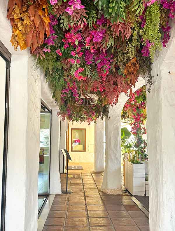 flowers-ceiling-instagrammable-spots-marbella