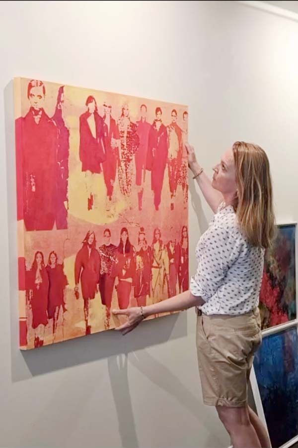 contemporary-artist-in-art-gallery