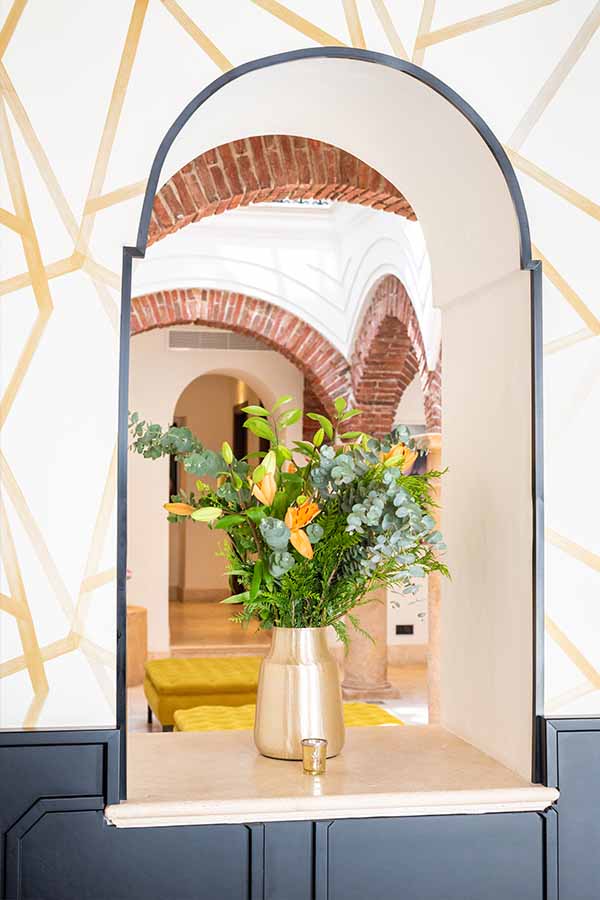 Archway-niche-brass-vase-flower-arrangement-hotel-claude-marbella-spain-interior-design-boutique-hotel-design