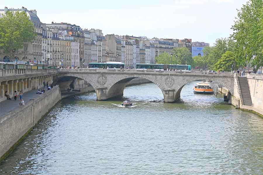 bridges-and-river-in-paris