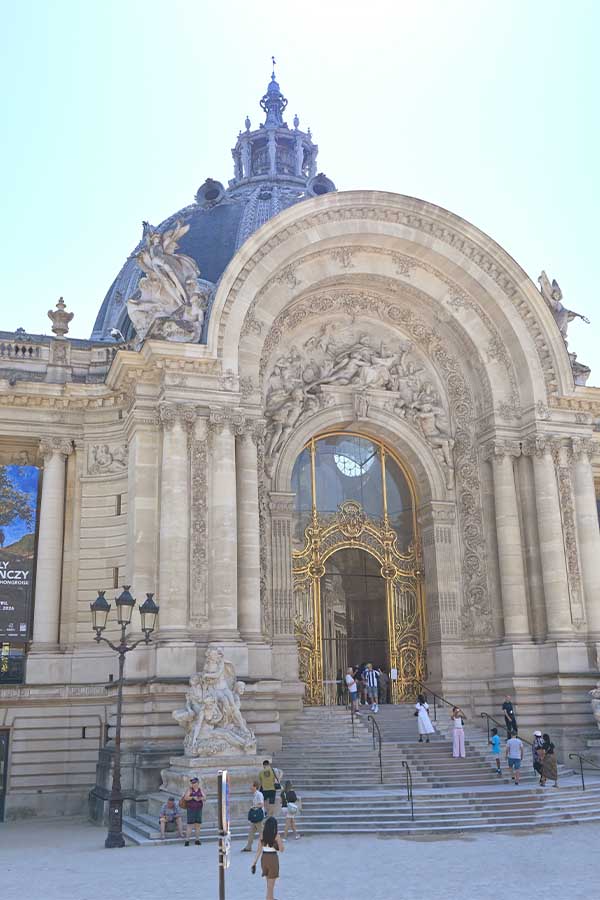 entrance-to-free-museum-in-paris