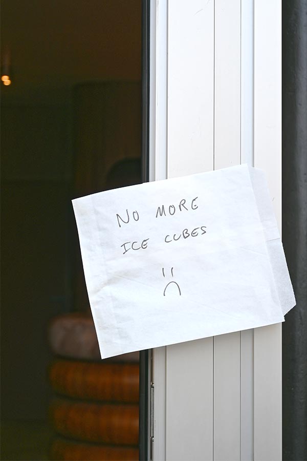 no-more-icecubes-sign-on-doors-european-heat-wave
