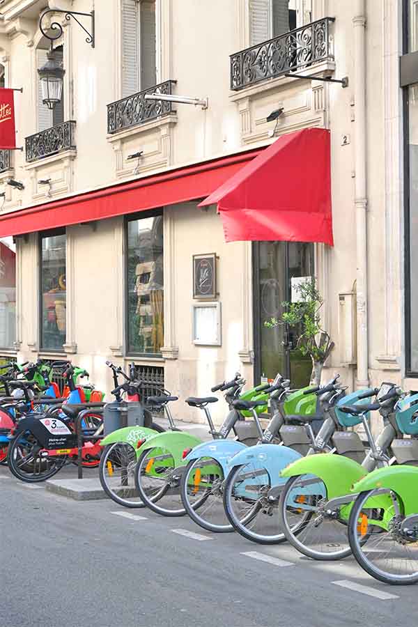 renting-riding-bike-in-paris